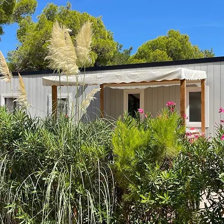 Camping L'oasis Et California مكان تخييم 4*