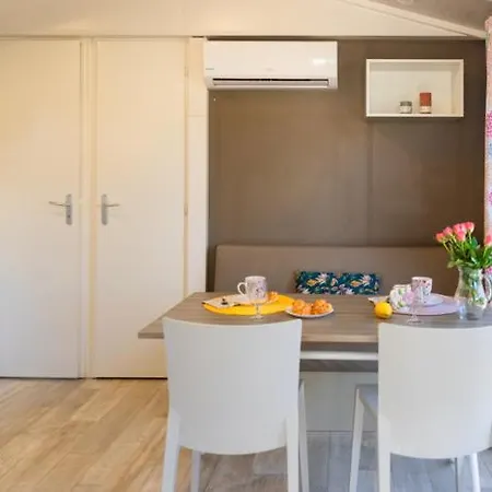 مكان تخييم Camping L'oasis Et California 4*