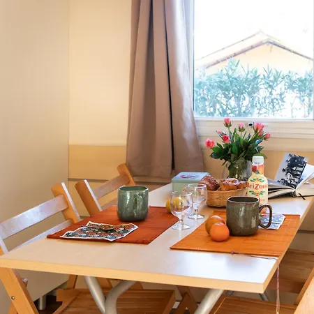 Camping L'oasis Et California مكان تخييم 4*